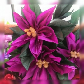 Букет из атласных лент в деревянной корзиночке