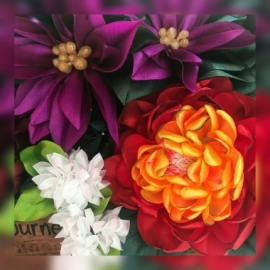 Букет из атласных лент в деревянной корзиночке