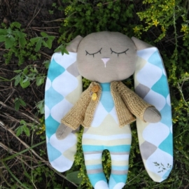 Зайка-сплюшка в кофточке