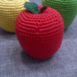 Вязаное яблоко