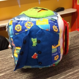 Мягкий развивающий куб.