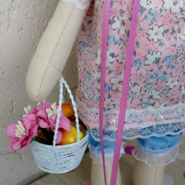 Крольчиха Ксюша с корзинкой