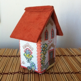 Объемная вышивка домик с ракушками
