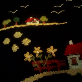 Пуловер с вышивкой