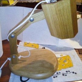 Деревянный настольный светильник