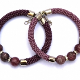 Браслеты с лепидолитом.