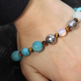 Небесные долины браслет из агата, бирюзы, тигрового глаза и лунного камня