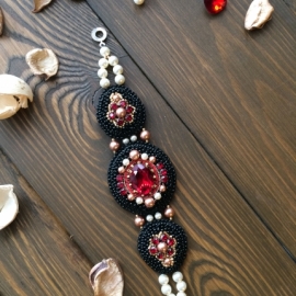 Браслет из бисера и кристаллов Сваровски