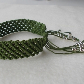 Браслет "Сеточка" зеленый плетеный в технике макраме