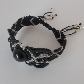 Браслет Часики, плетеный в технике макраме