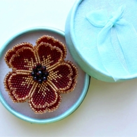 Брошь из бисера с натуральным гранатом.