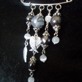 Брошь "Полет над городом" с бусинами из натуральных камней