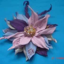 Брошь из натуральной кожи