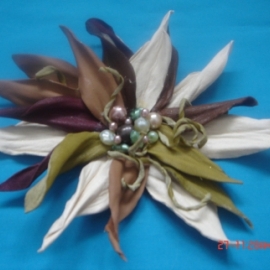 Брошь из натуральной кожи