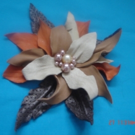 Брошь из натуральной кожи