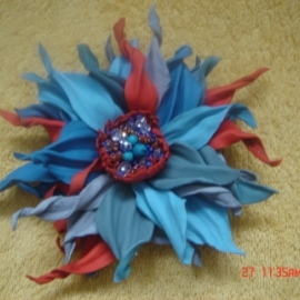 Брошь из натуральной кожи