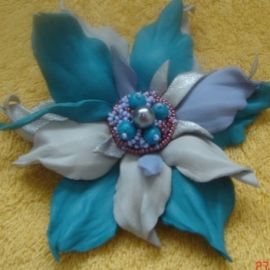 Брошь из натуральной кожи