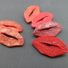 Брошки поцелуйчики из полимерной глины