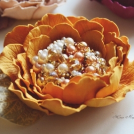 Брошь с бусинами