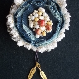 Брошь джинсовая