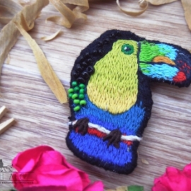 Вышитая брошь Тукан