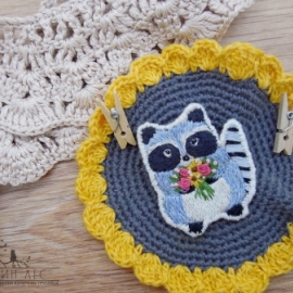 Вышитая брошь Енотик