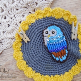 Вышитая брошь сова