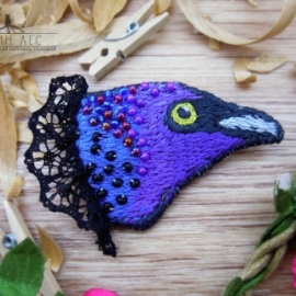 Вышитая брошь скворец