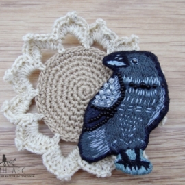 Вышитая брошь ворон