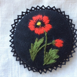 Брошка Маки