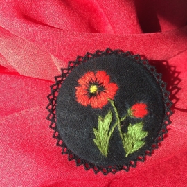 Брошка Маки