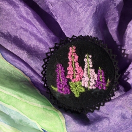 Брошь Люпины