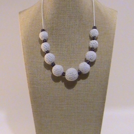 Бусы вязаные Белое