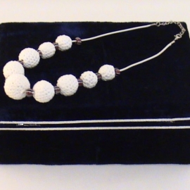 Бусы вязаные Белое