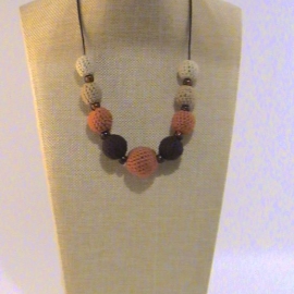 Бусы вязаные Оранжевое с коричневым