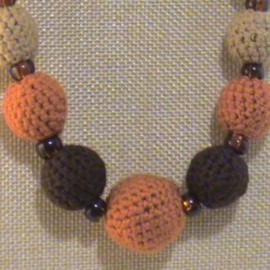 Бусы вязаные Оранжевое с коричневым