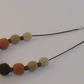 Бусы вязаные Оранжевое с коричневым
