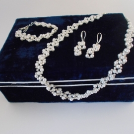 Колье "Жемчужное очарование" из бусин под жемчуг