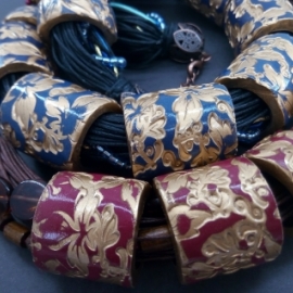 Крупное колье из полимерной глины золотые листья