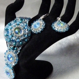 Браслет и серьги из бисера "Голубой хрусталь"