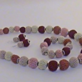 Комплект украшений "Сакура", бусы, браслет, серьги, вязаный