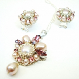 Розовые серьги и кулон из жемчуга и Сваровски