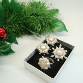 Белый комплект украшений с жемчугом и Сваровски Серьги, брошь, кольцо