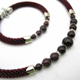 Комплект с натуральным гранатом.