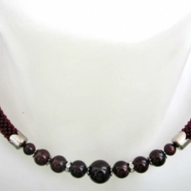 Комплект с натуральным гранатом.