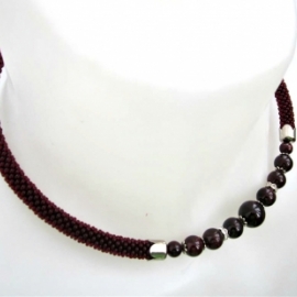 Комплект с натуральным гранатом.