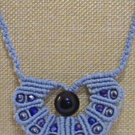 Кулон "Голубая лагуна", голубой, плетеный в технике макраме