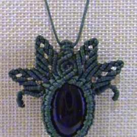 Кулон "Зеленая магия" из Агата, плетеный в технике макраме