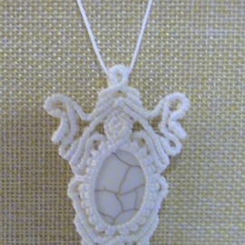 Кулон "Снежная королева" из Агата, плетеный в технике макраме