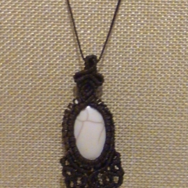 Кулон "Солнечное затмение" из Агата, плетеный в технике макраме